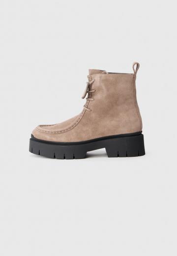 Ботинки на шнуровке