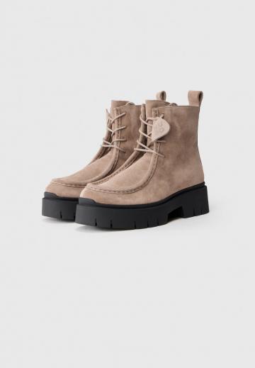 Ботинки на шнуровке