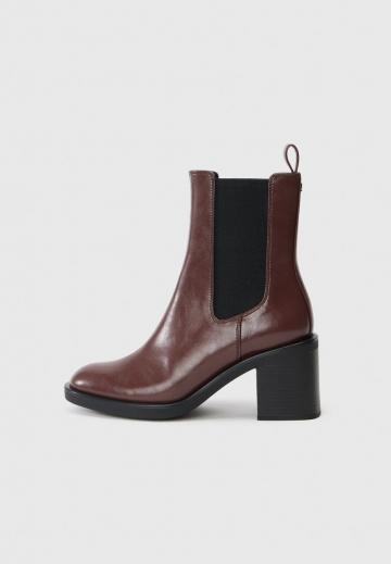 Высокие сапоги