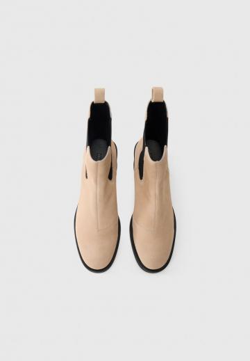 Высокие сапоги