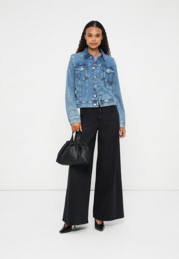 Джинсовая куртка