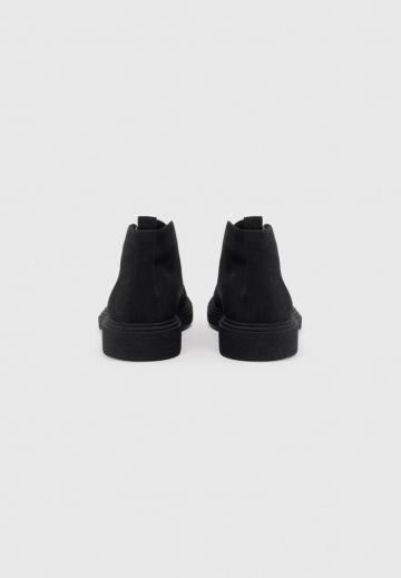 Ботинки на шнуровке