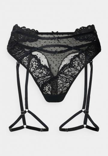 Трусы на бедрах