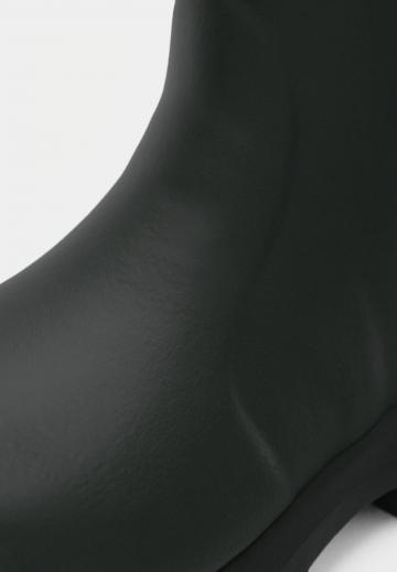 Резиновые сапоги