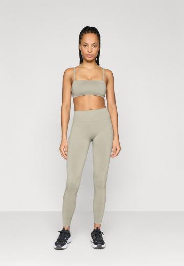 Бюстгальтер без бретелек