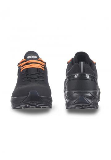 Походные кроссовки