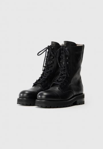 Ботинки на шнуровке