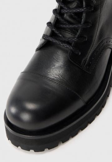 Ботинки на шнуровке