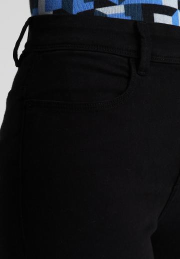 Узкие джинсы