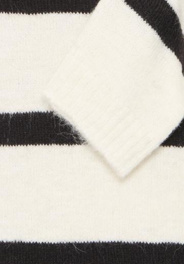 Пуловер в полоску