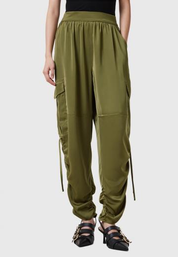 Брюки с накладными карманами