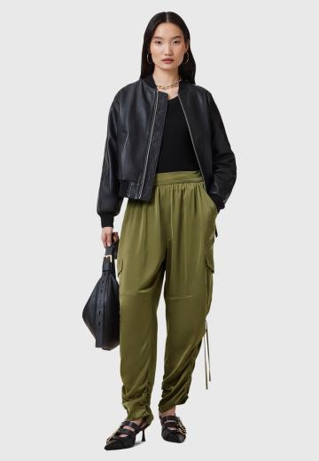 Брюки с накладными карманами