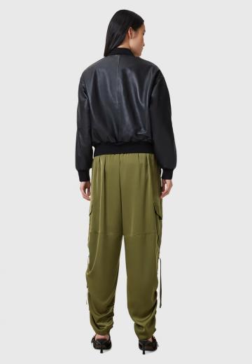 Брюки с накладными карманами