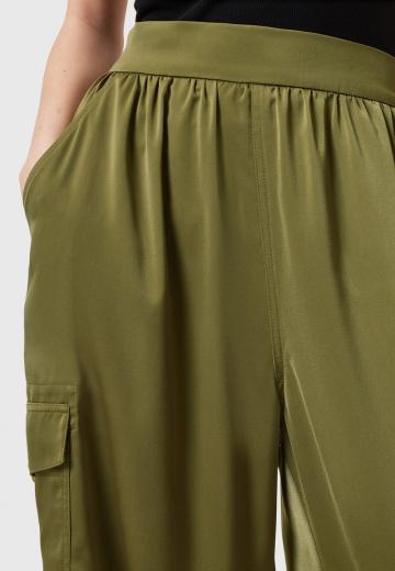 Брюки с накладными карманами