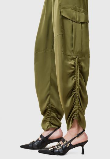 Брюки с накладными карманами