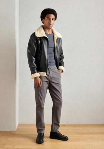 Брюки с накладными карманами