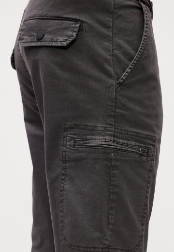 Брюки с накладными карманами