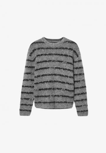 Пуловер в полоску
