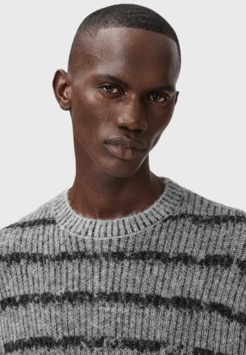 Пуловер в полоску