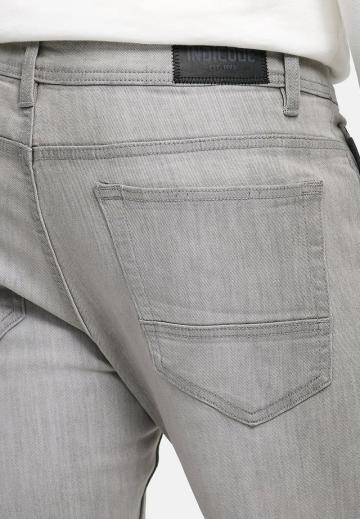 Узкие джинсы