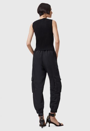 Брюки с накладными карманами