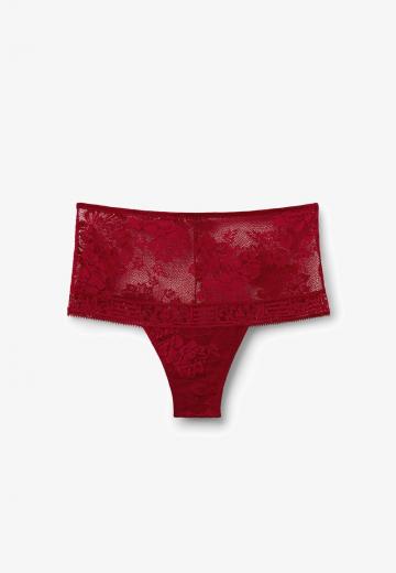 Трусы на бедрах