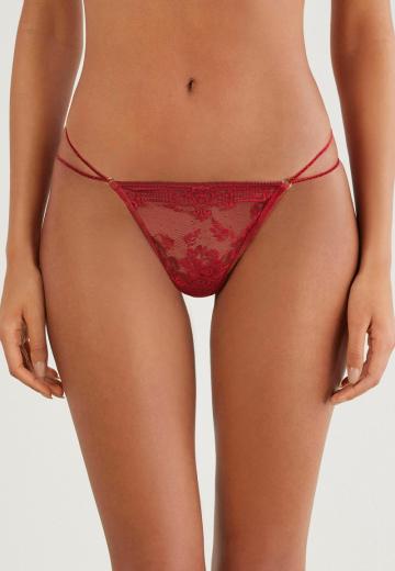 Трусы на бедрах