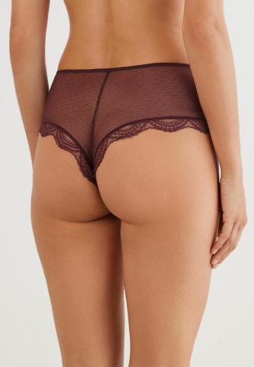 Трусы на бедрах