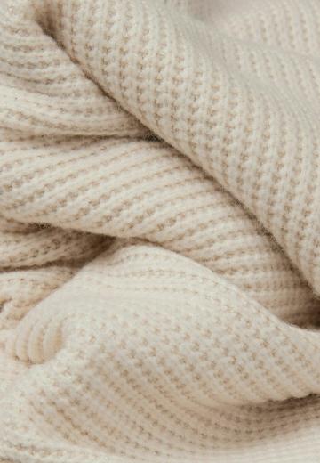 Пуловер с вырезом V