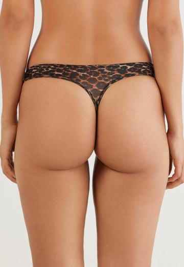 Трусы на бедрах