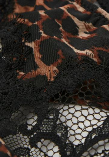 Трусы на бедрах