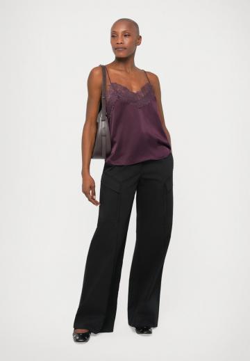 Топ на бретельках