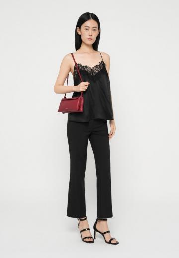 Топ на бретельках