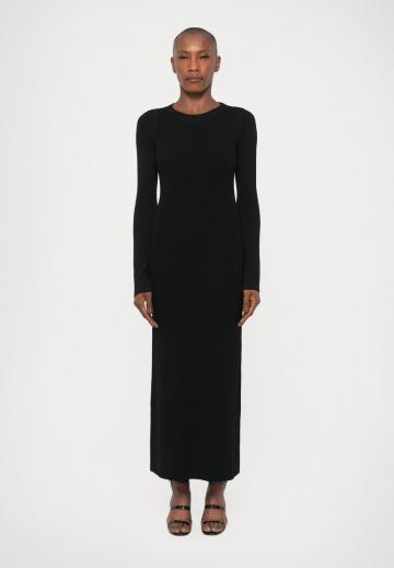 Вязаное платье