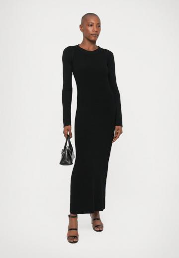 Вязаное платье