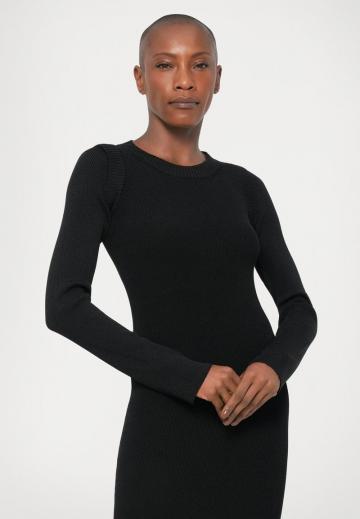 Вязаное платье