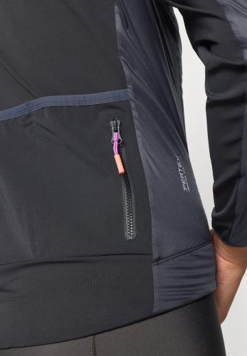 Спортивная куртка