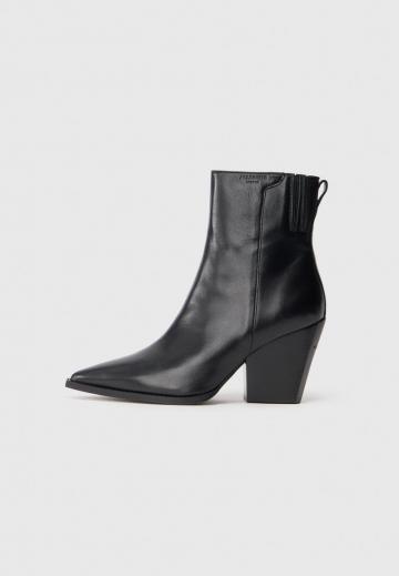 Высокие сапоги