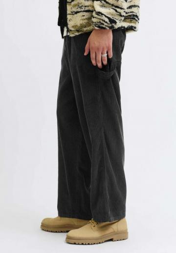 Брюки с накладными карманами