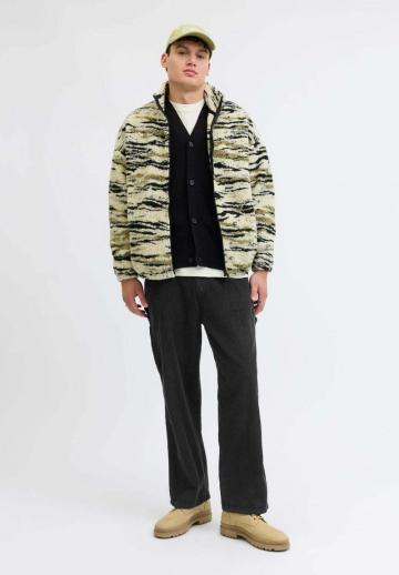 Брюки с накладными карманами