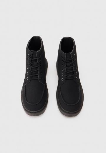 Ботинки на шнуровке