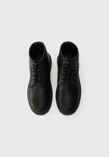 Ботинки на шнуровке