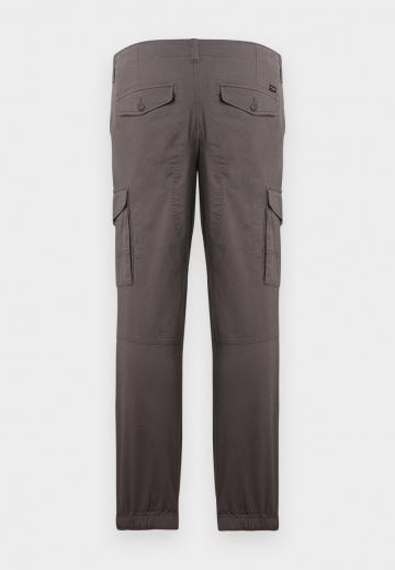 Брюки с накладными карманами