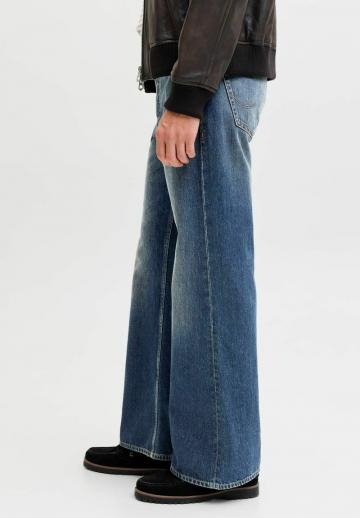 Клешеные джинсы