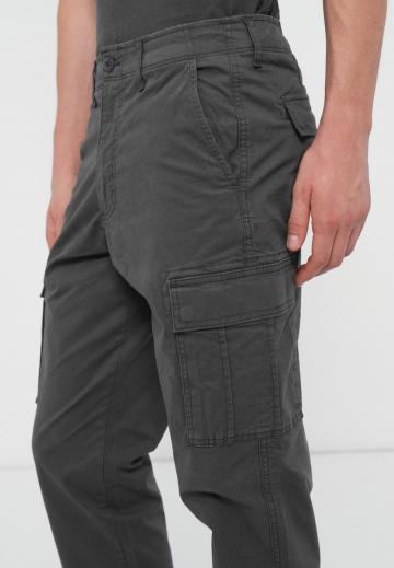 Брюки с накладными карманами