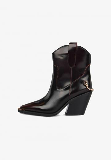 Полусапожки на высоком каблуке