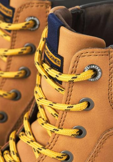 Ботинки на шнуровке