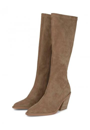 Высокие сапоги