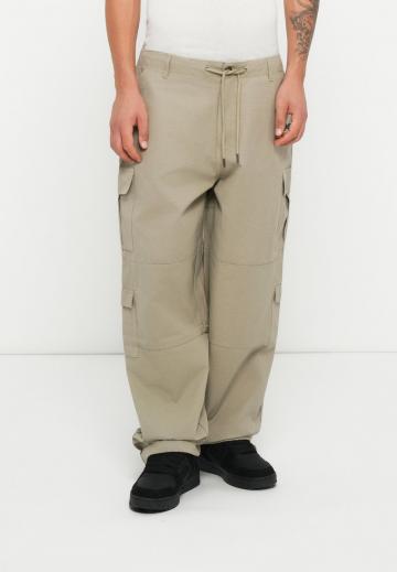 Брюки с накладными карманами