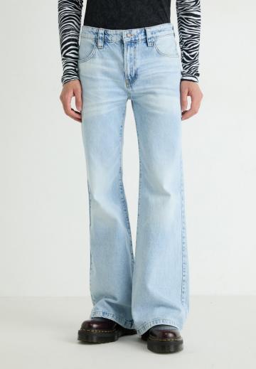 Клешеные джинсы
